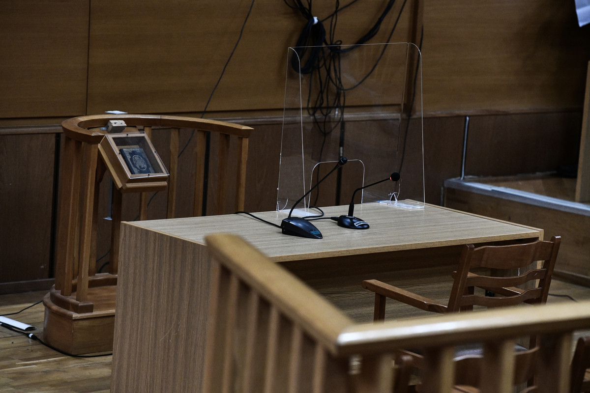 Δίκη Χρυσής Αυγής: Βίαιη προσαγωγή της συντρόφου του Παύλου Φύσσα διέταξε το δικαστήριο