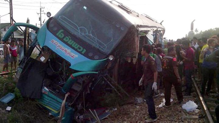 Ταϊλάνδη: Φριχτός θάνατος 11 ανθρώπων σε φλεγόμενο λεωφορείο – Ανάμεσά τους δυο παιδιά