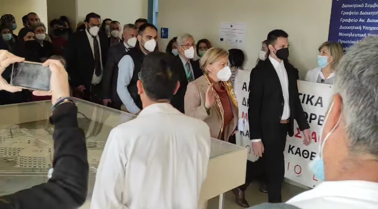 ΠΑΓΝΗ: «Θερμή» υποδοχή Γκάγκα από τους εργαζόμενους – Αστυνομοκρατούμενο το νοσοκομείο [Βίντεο]