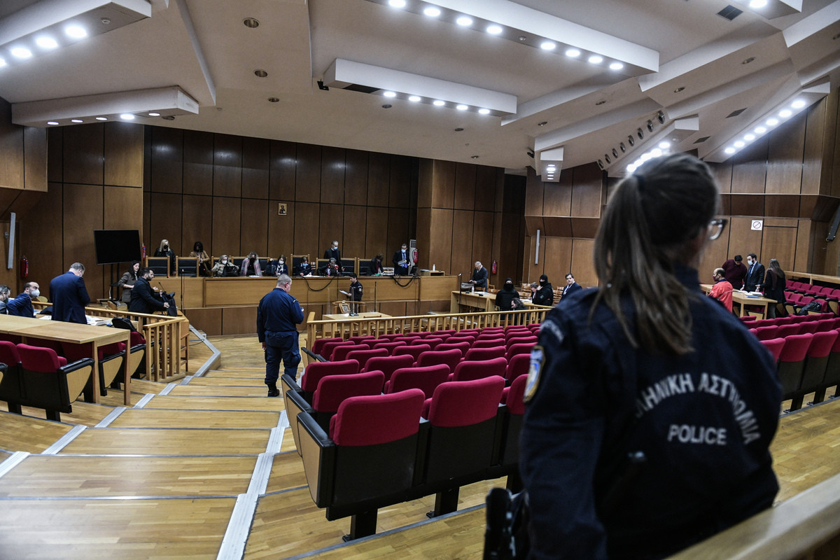 Δίκη Χρυσής Αυγής: «Δεν θυμάμαι» κατέθεσε αυτόπτης μάρτυρας αστυνομικός για τη δολοφονία Φύσσα