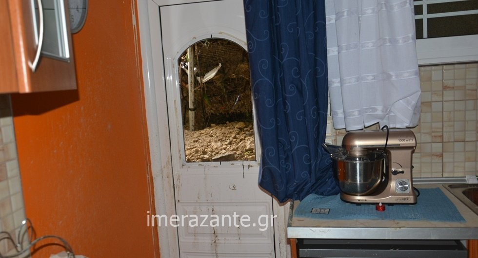 Κακοκαιρία: Τμήμα από βουνό «μπήκε» μέσα σε σπίτι στη Ζάκυνθο [Φώτο και Βίντεο]