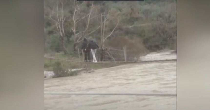 Αιτωλοακαρνανία: Μαθητές πέρασαν «φουσκωμένο» ποταμό με αυτοσχέδια γέφυρα  – «Δεν μας ενημέρωσαν», λέει ο δήμαρχος [Βίντεο]