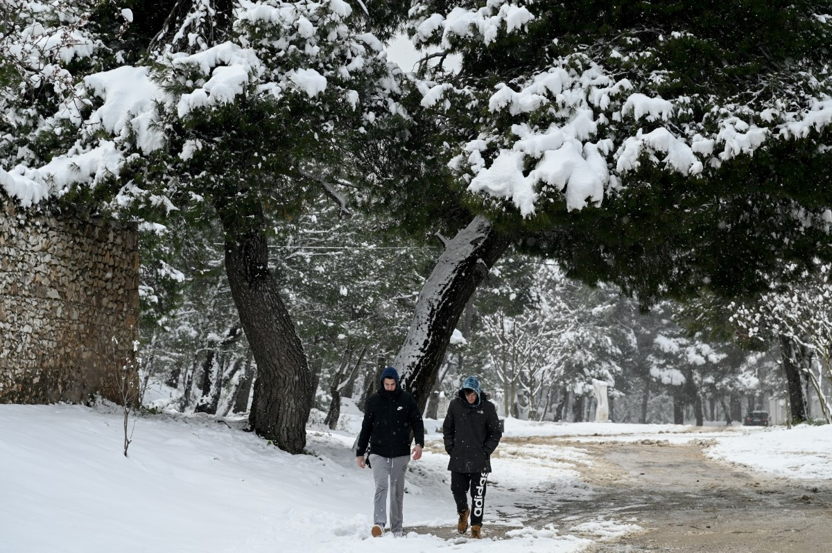 Καιρός: Νεφώσεις, τοπικές βροχές και μικρή πτώση της θερμοκρασίας – Χιόνια και κρύο από Φεβρουάριο