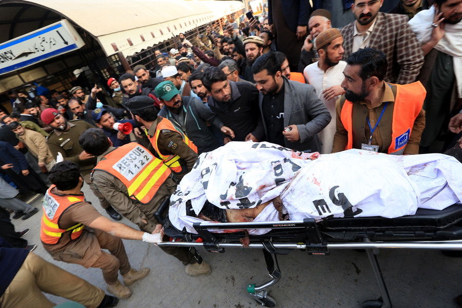 Μακελειό στο Πακιστάν: Στους 90 οι νεκροί από την επίθεση αυτοκτονίας σε τζαμί