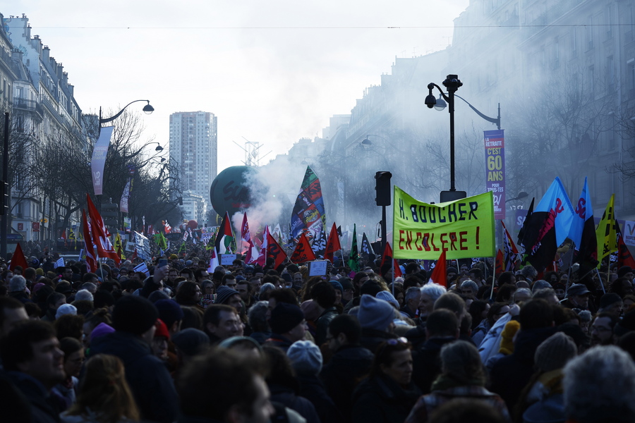 «Πλημμύρισε» η Γαλλία για το συνταξιοδοτικό: «Η απάντηση είναι όχι» φώναξαν οι διαδηλωτές [Βίντεο]