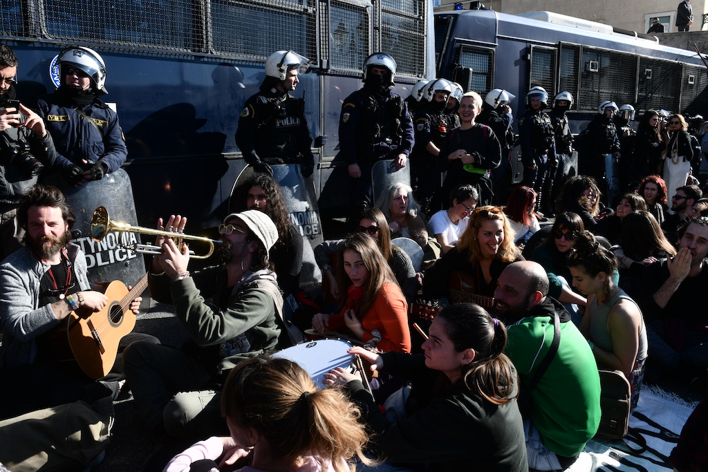 Σύνταγμα: Μεγάλο, σε όγκο και παλμό, πανκαλλιτεχνικό «όχι» στην απαξίωση του πολιτισμού [Βίντεο