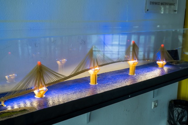 Φοιτητές έφτιαξαν μικρογραφία της γέφυρας Ρίου-Αντιρρίου από μακαρόνια