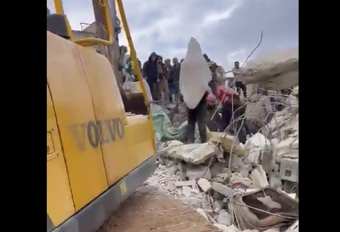Σεισμός σε Τουρκία – Συρία: Νεογέννητο βρέφος ανασύρεται ζωντανό από τα συντρίμμια στο Χαλέπι [Βίντεο]