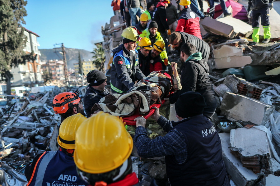 Σεισμός στην Τουρκία: Η δραματική διάσωση 20χρονης από την ΕΜΑΚ
