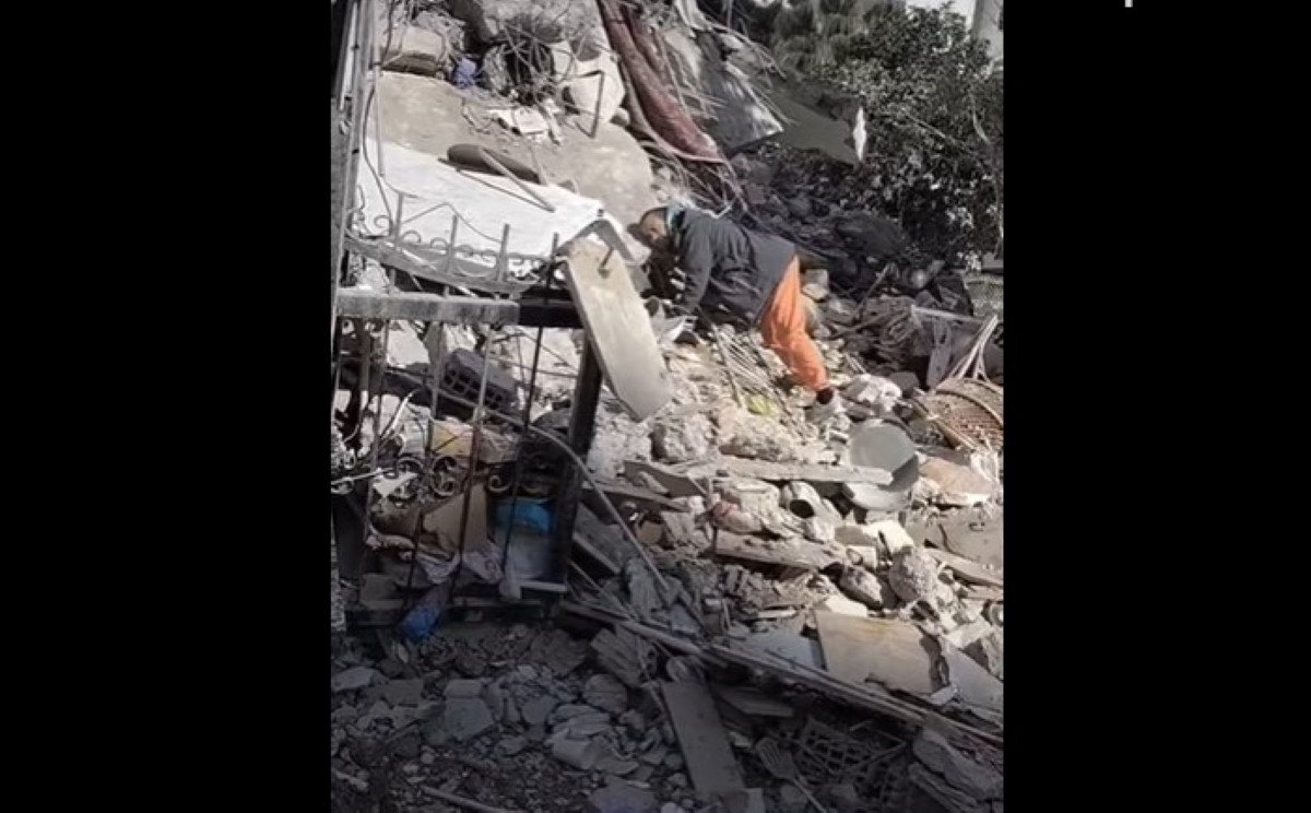 Σεισμός σε Τουρκία, Συρία: Πατέρας αναζητά τα παιδιά του στα συντρίμμια [Βίντεο[