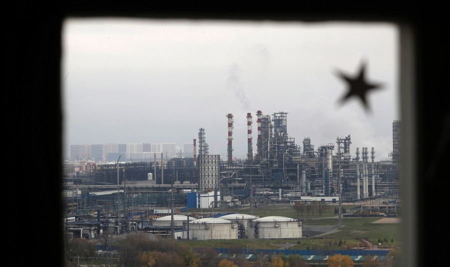Με μείωση της παραγωγής πετρελαίου απαντά η Ρωσία στο δυτικό πλαφόν – Αμέσως αυξήθηκε η τιμή του μπρεντ