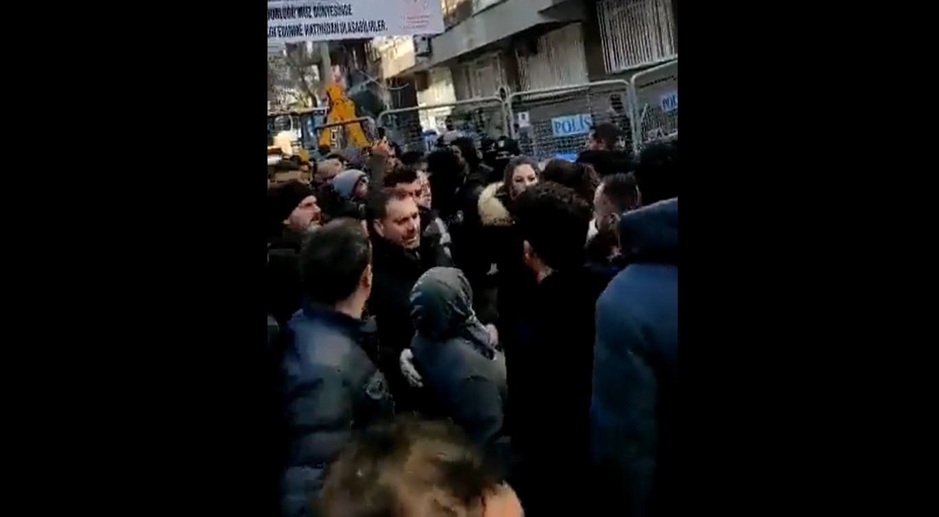 Οργή στην Τουρκία μετά τους σεισμούς: Πολίτες αποδοκίμασαν υπουργούς και βουλευτές του Ερντογάν [Βίντεο]