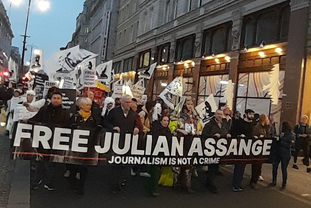 «Νύχτα του καρναβαλιού» στο Λονδίνο με πορεία αλληλεγγύης στον Τζούλιαν Ασάνζ