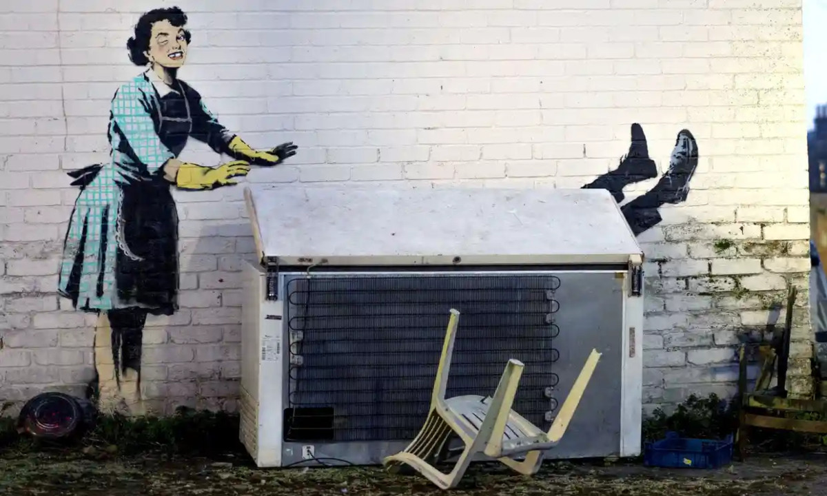 Ο Banksy επιστρέφει για τον Άγιο Βαλεντίνο, με έργο κατά της ενδοοικογενειακής βίας
