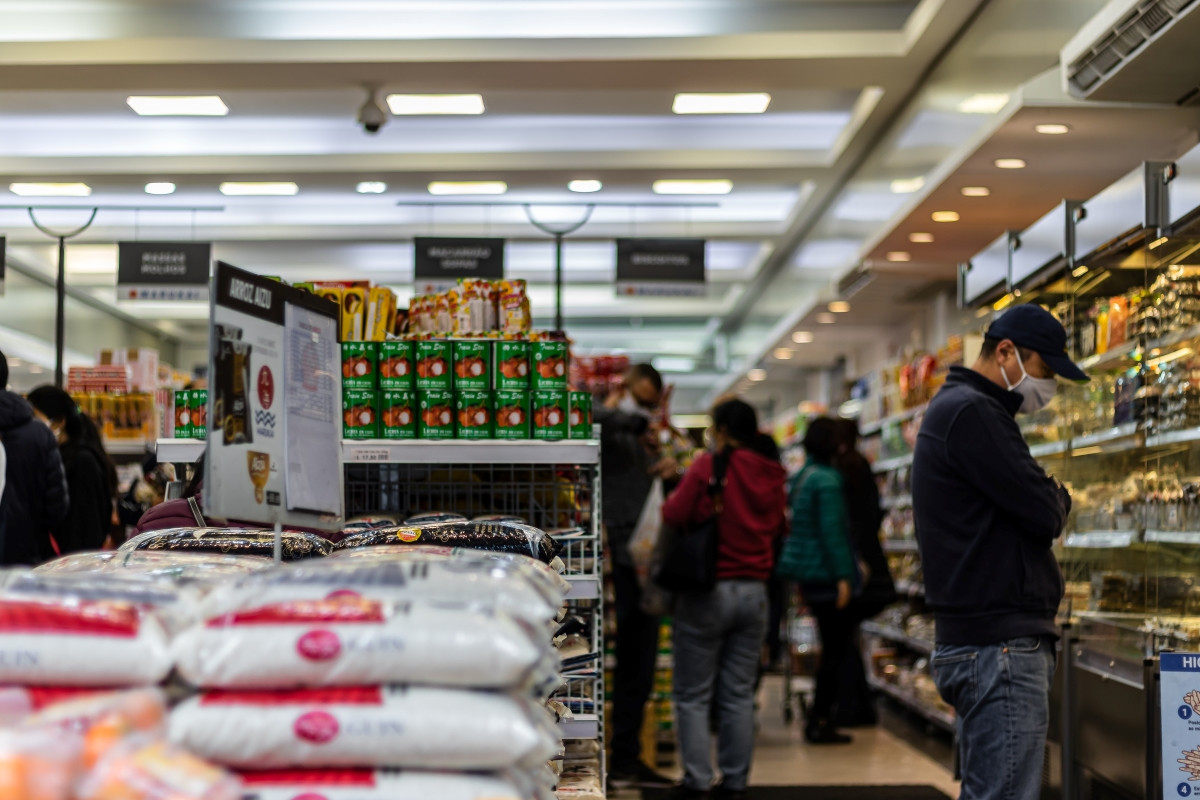 Αύξηση 15,4% στις τιμές των τροφίμων, ενώ ο πληθωρισμός υποχωρεί