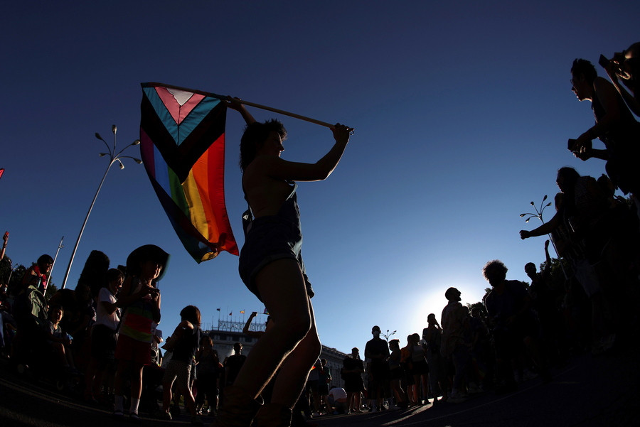 Ισπανία: Ψηφίστηκε ο «νόμος Τρανς» – Αλλαγή ονόματος και φύλου από τα 16 χρόνια