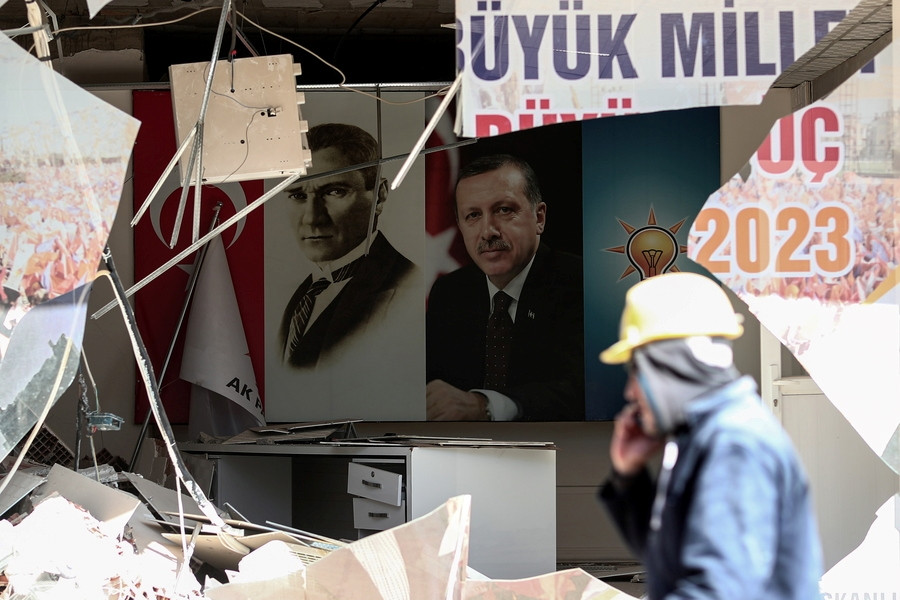 Τουρκία: Το καθεστώς κάτω από τα ερείπια