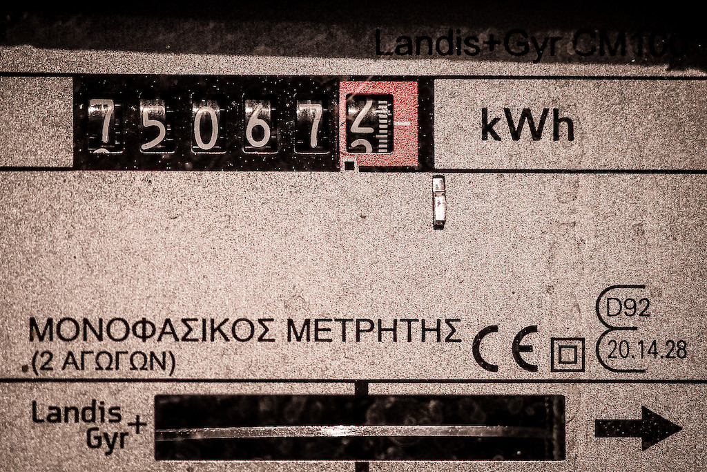 ΔΕΔΔΗΕ: Καταγγελίες για χρεώσεις – «φωτιά» στο ηλεκτρικό… δίχως μέτρηση