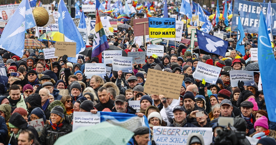 Βερολίνο: Διαδήλωση κατά της αποστολής όπλων στην Ουκρανία