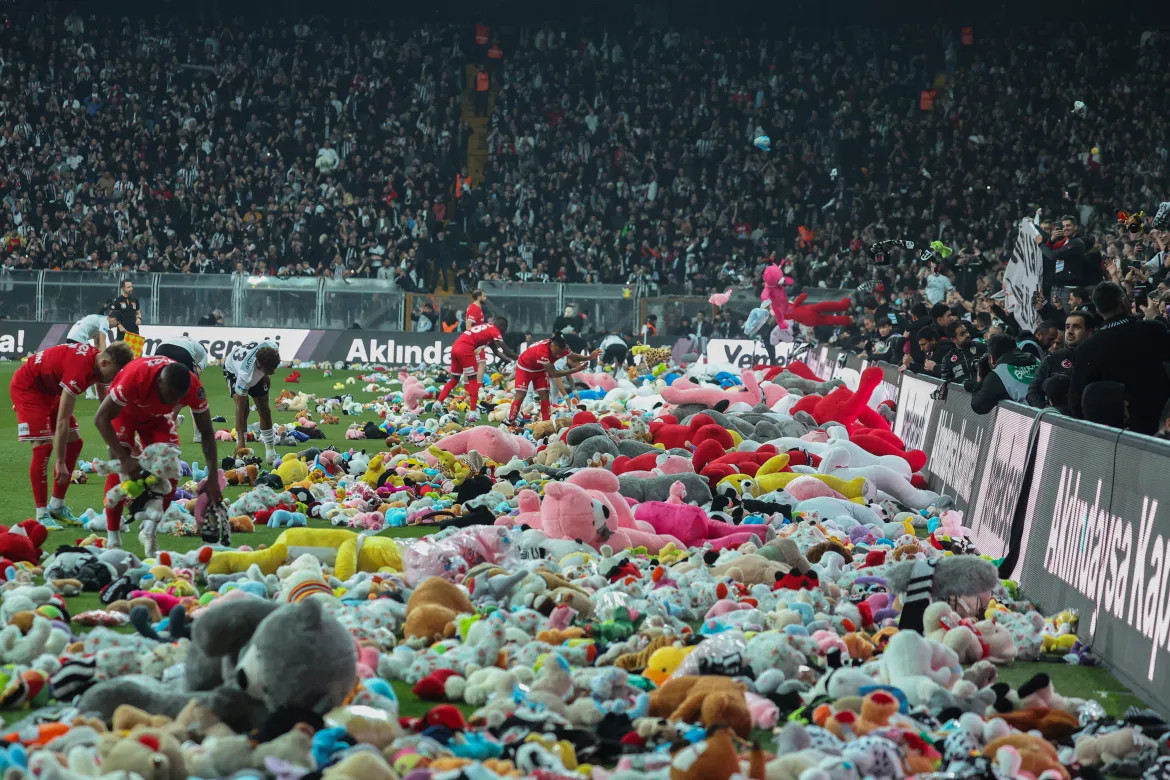 Τουρκία: Οπαδοί της Μπεσίκτας πέταξαν χιλιάδες λούτρινα ζωάκια στο γήπεδο για τα παιδιά που επλήγησαν από τους σεισμούς [Βίντεο]