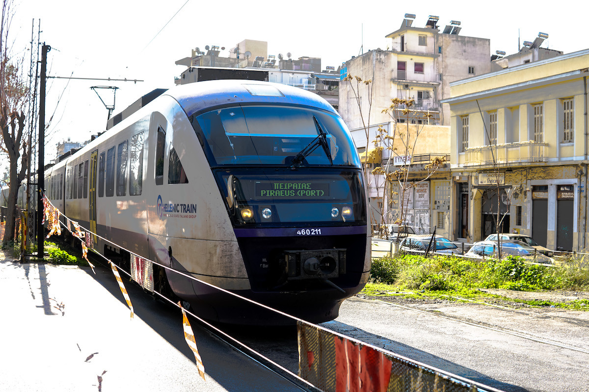 «Εγκλωβισμένοι» 450 επιβάτες τρένου: Ηλεκτροφόρα καλώδια έπεσαν σε αμαξοστοιχία