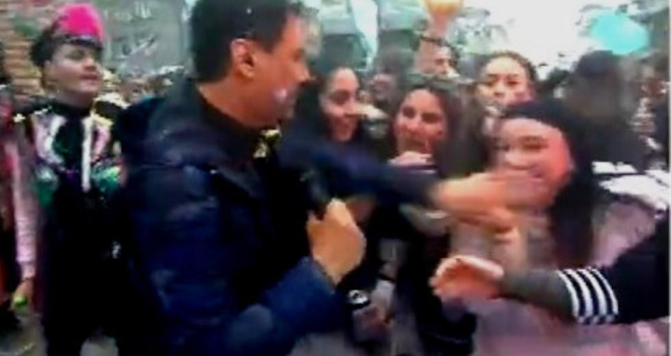 Δημοσιογράφος της ΕΡΤ χτύπησε νεαρή on air για να μην ακουστεί σύνθημα κατά του Μητσοτάκη [Βίντε0]