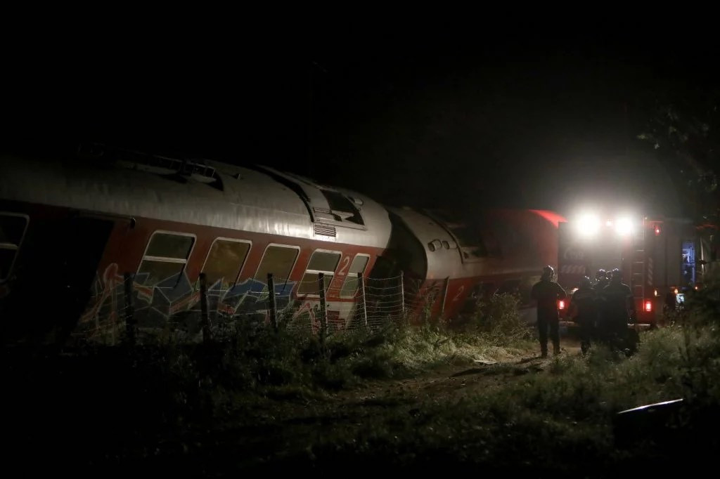 Σύγκρουση τρένων και εκτροχιασμός έξω από τη Λάρισα. Πληροφορίες για εγκλωβισμένους και τραυματίες