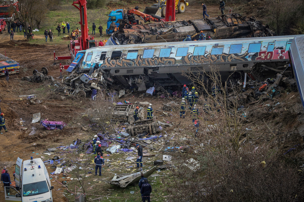 Τραγωδία στα Τέμπη: Τριήμερο εθνικό πένθος για το πολύνεκρο σιδηροδρομικό δυστύχημα