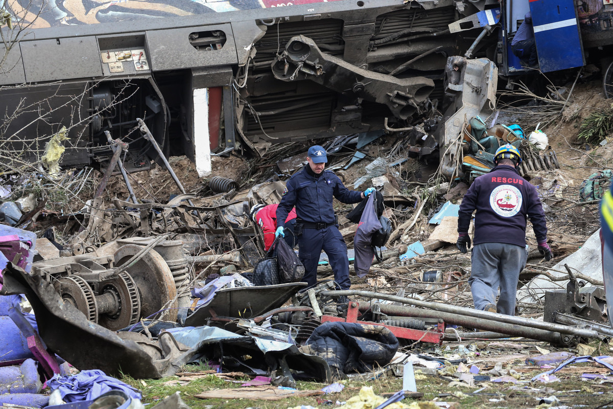 Σύγκρουση τρένων στα Τέμπη: Στους 46 οι επιβεβαιωμένοι νεκροί – Συνεχίζονται οι έρευνες για αγνοούμενους