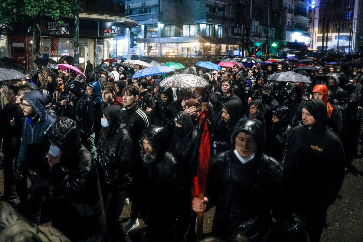 Χιλιάδες φωνές οργής στους δρόμους της Αθήνας  – «Οι ζωές μας πάνω από τα κέρδη τους»