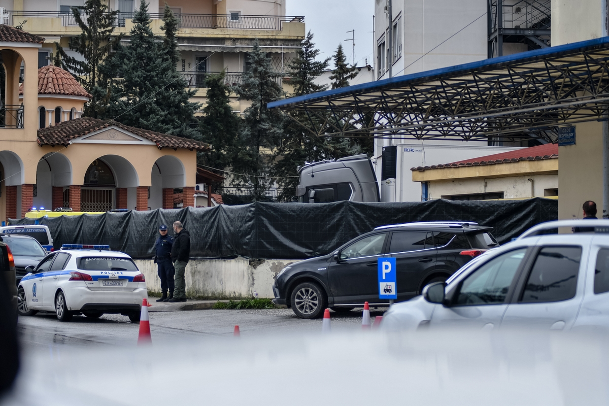 Τέμπη: Με το τηλέφωνο στα χέρια, περιμένοντας μια απάντηση