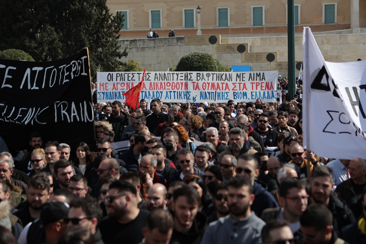 Τραγωδία στα Τέμπη: Ογκώδες συλλαλητήριο στο Σύνταγμα – Χημικά και κρότου λάμψης [φωτο, βίντεο]