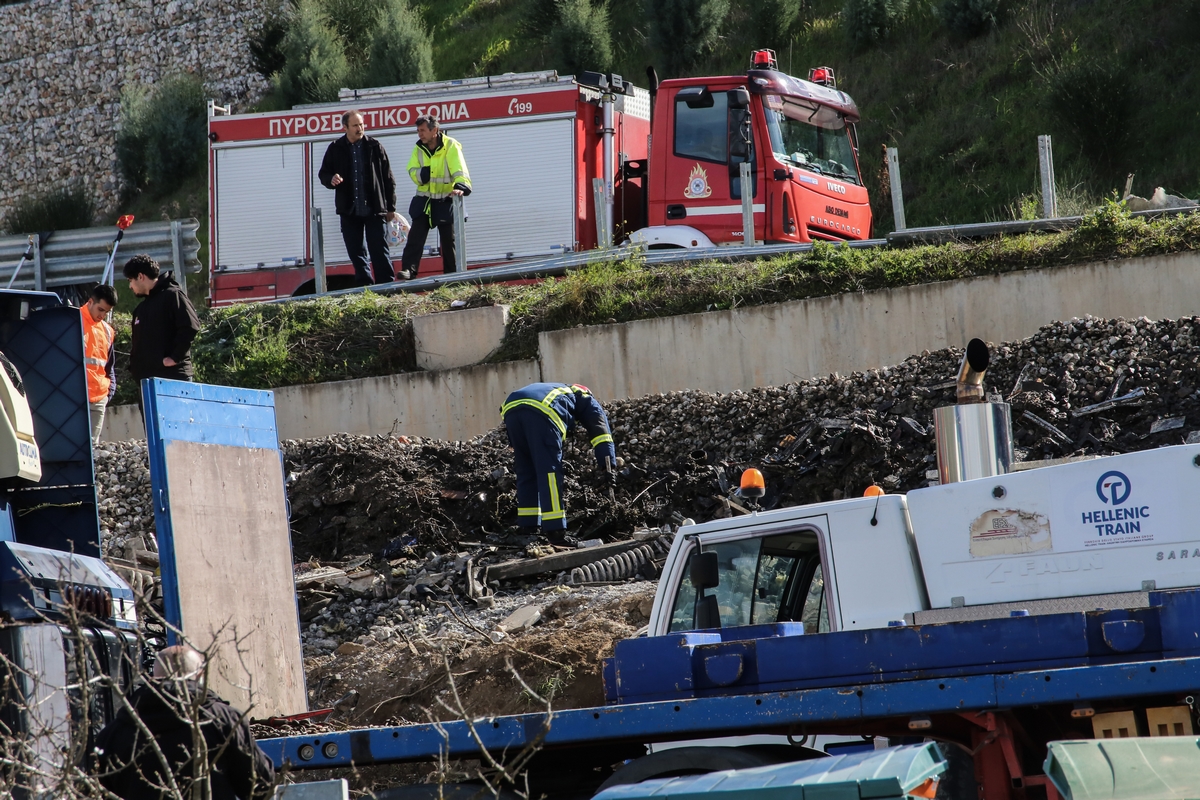 Τέμπη: Ολοκληρώθηκε η ταυτοποίηση των νεκρών – Ένας άγνωστος, μια μητέρα αναζητά την κόρη της