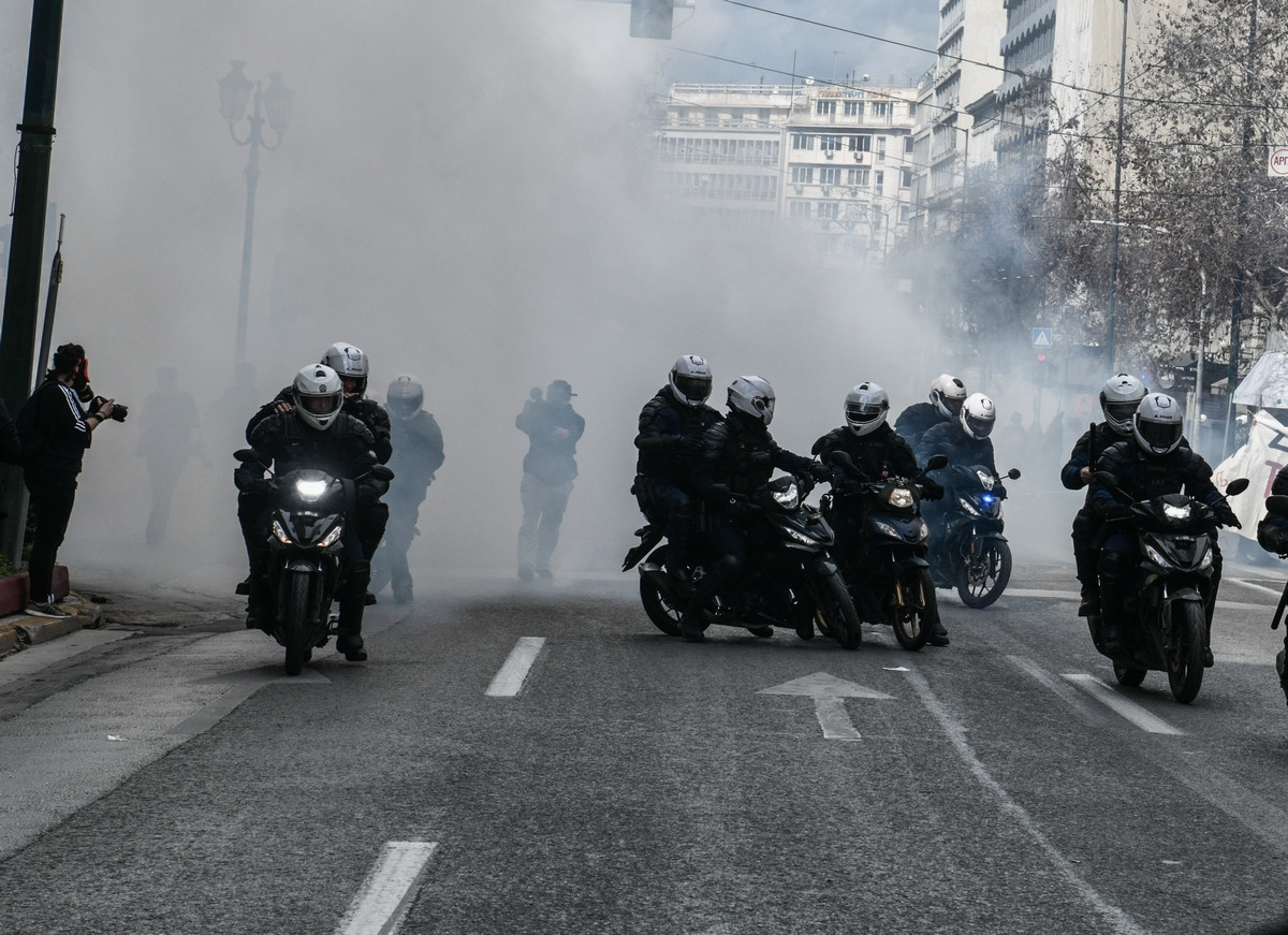 Σύνταγμα: Τα βίντεο από την απρόκλητη επίθεση των ΜΑΤ σε διαδηλωτές
