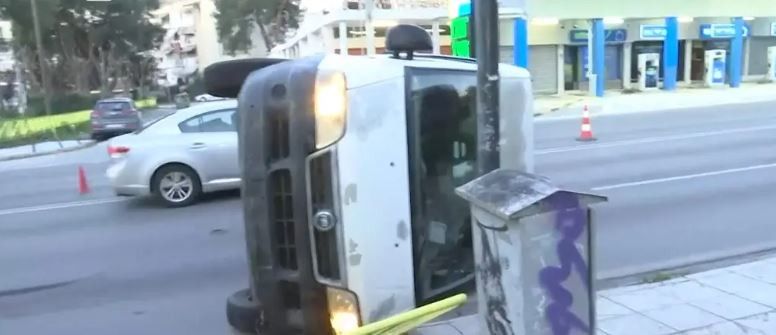 Θεσσαλονίκη: Φορτηγάκι έπεσε πάνω σε στάση λεωφορείου [Βίντεο]