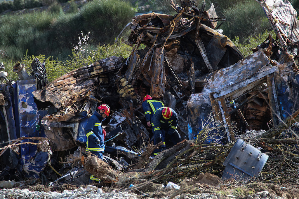 Τέμπη: Παραμένει άγνωστος ο αριθμός των επιβατών – Η εικόνα για τους νεκρούς και τους τραυματίες