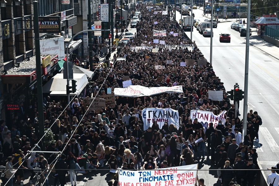 Πειραιάς: Μαζική διαμαρτυρία μαθητών για την τραγωδία στα Τέμπη [Φωτο]