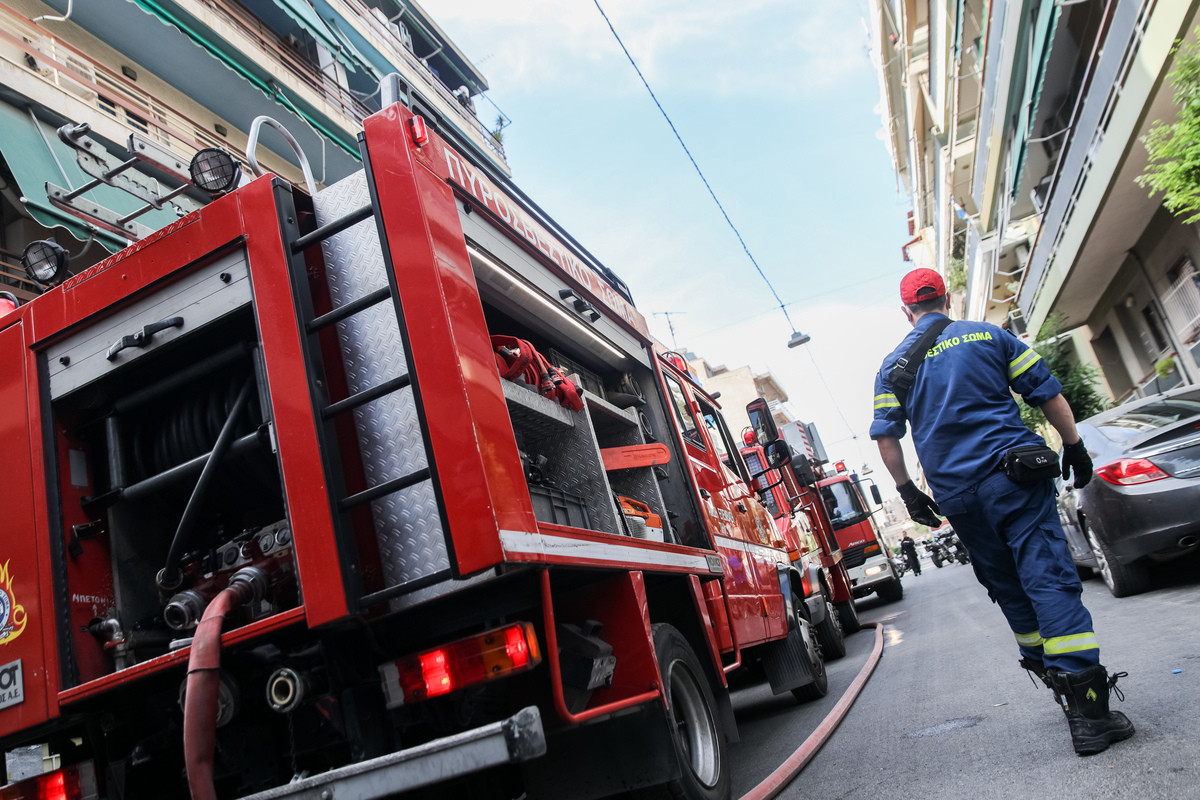 Φωτιά σε κτίριο στο Μοναστηράκι – Συναγερμός στην Πυροσβεστική