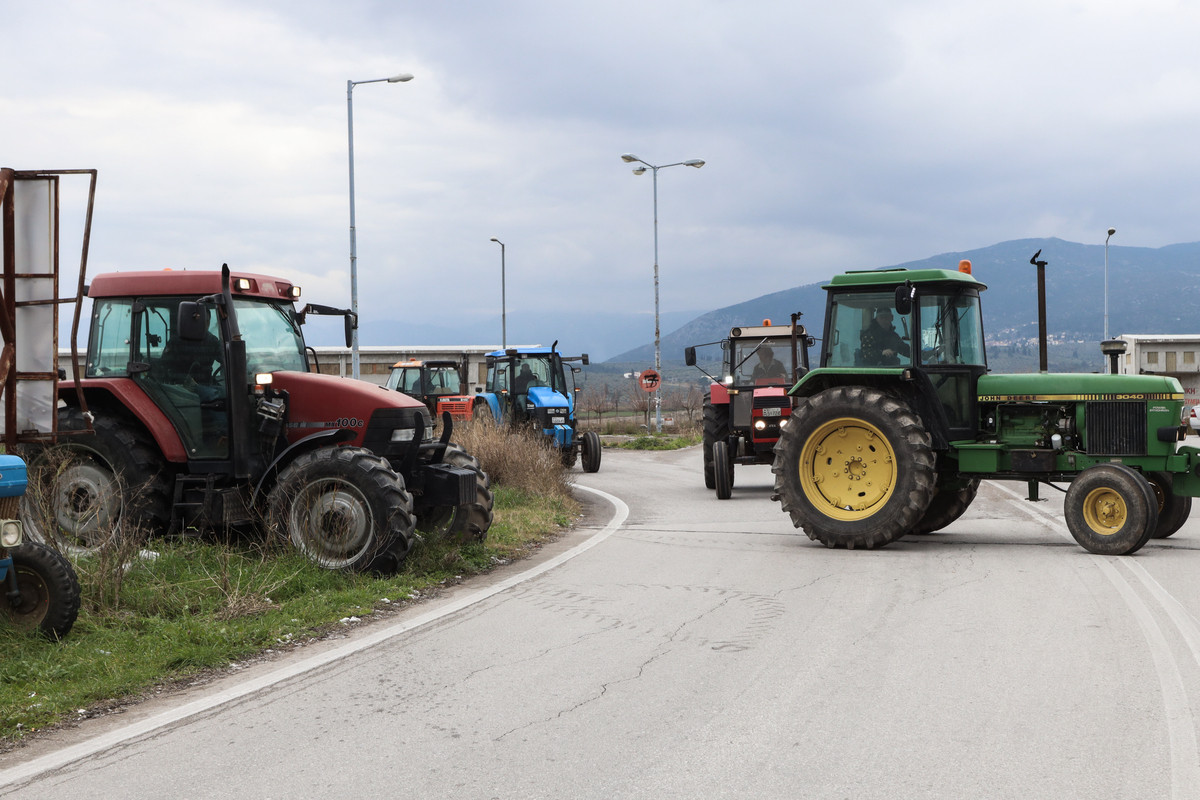 Αγροτικά μπλόκα στις ράγες του ΟΣΕ για το πολύνεκρο δυστύχημα στα Τέμπη