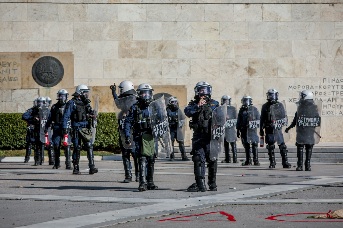 ΣΥΡΙΖΑ: Δακρυγόνα η απάντηση της κυβέρνησης στις ογκώδεις διαδηλώσεις