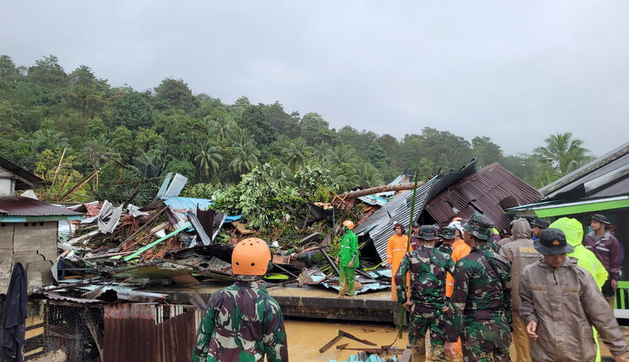 Ινδονησία: Τουλάχιστον 30 νεκροί από κατολίσθηση σε απομονωμένο νησί