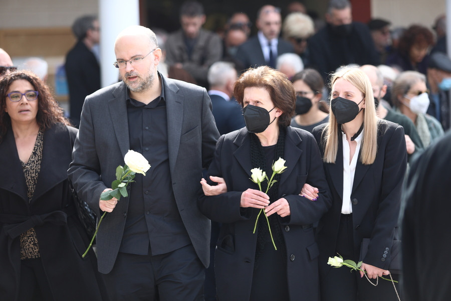 Κηδεία Λάκη Παπαστάθη: «Τελευταίο αντίο» στον βραβευμένο σκηνοθέτη
