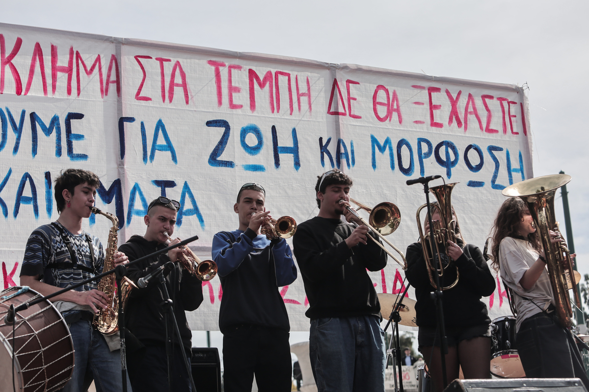 Μαθητική συναυλία στο Σύνταγμα για την τραγωδία στα Τέμπη [Βίντεο + Φωτο]