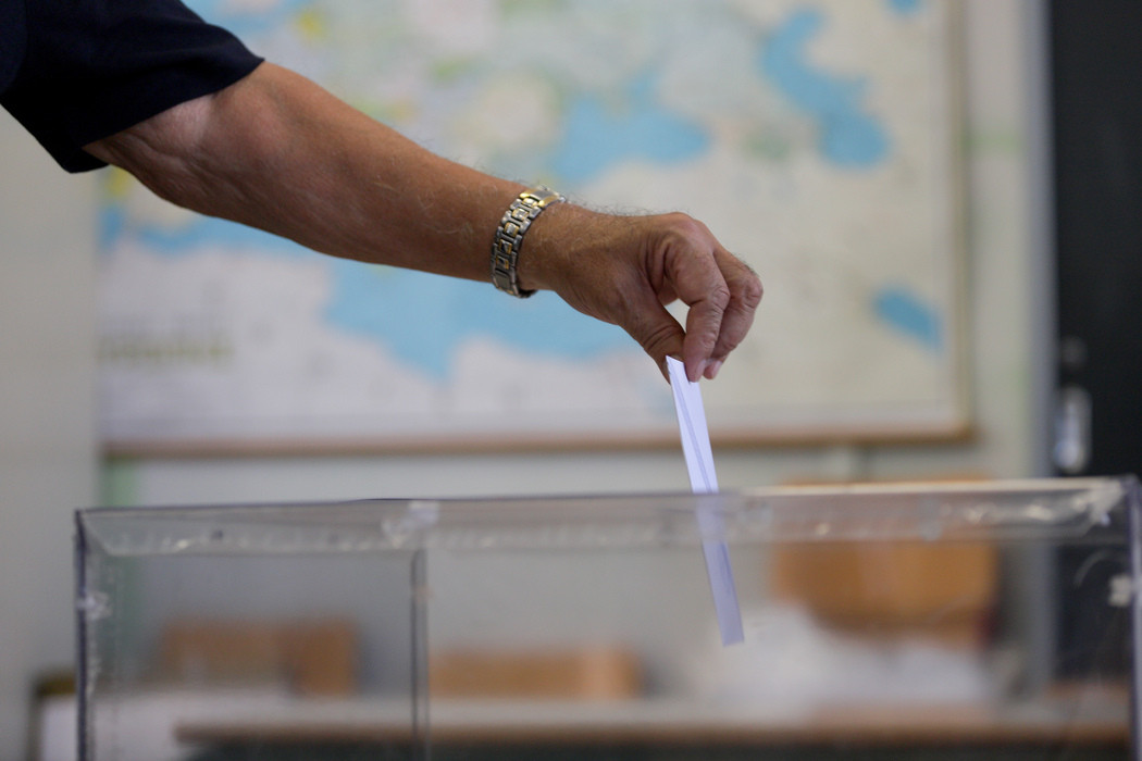 Δημοσκόπηση GPO: Πτώση 4,3% για την ΝΔ – Πολιτικές ευθύνες στην κυβέρνηση για τα Τέμπη «βλέπει» το 75%