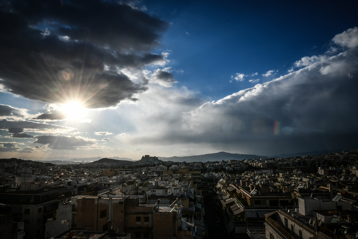 Καιρός: Βροχές, σποραδικές καταιγίδες και πτώση της θερμοκρασίας