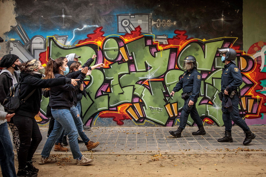 Aκτιβίστριες στην Ισπανία κατηγορούν για σεξουαλική κακοποίηση μυστικό αστυνομικό
