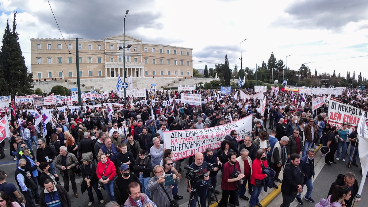 Δημοσκοπήσεις: Τα Τέμπη γεννούν αριστερόστροφο αντισυστημισμό