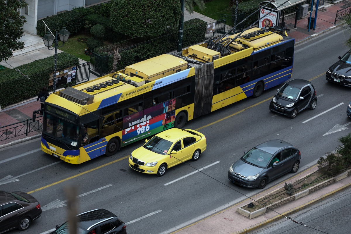 Τροχαίο στο κέντρο της Αθήνας: Τρόλεϊ συγκρούστηκε με φορτηγό – Ένας τραυματίας