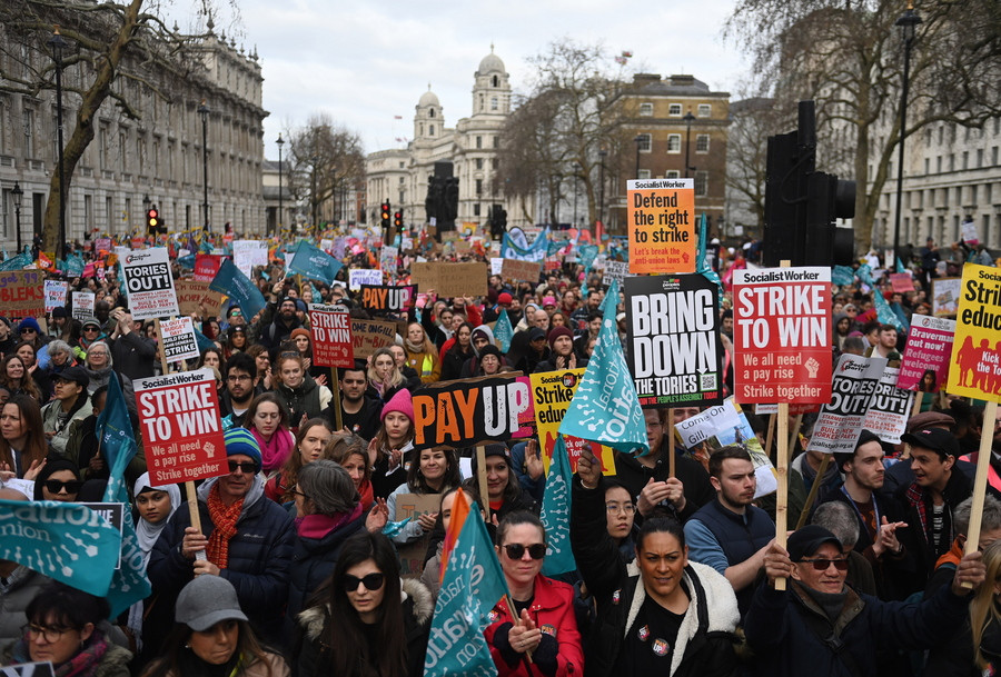 Βρετανία: Χιλιάδες γιατροί σε απεργία τριών ημερών