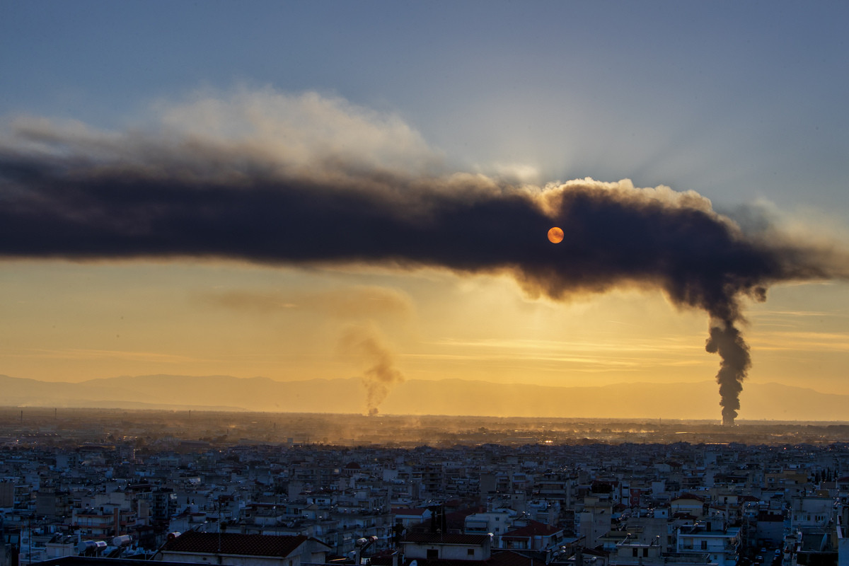 Θεσσαλονίκη: Μεγάλη φωτιά σε εγκαταλελειμμένο εργοστάσιο στη Σίνδο
